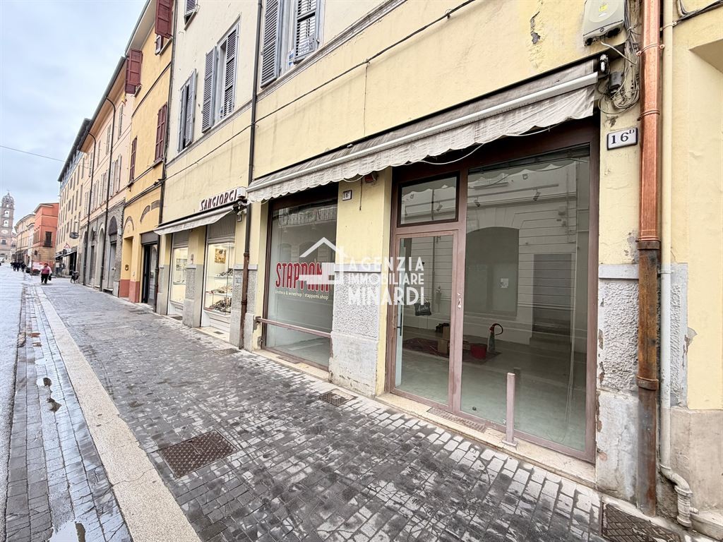 Negozio con 2 vetrine su corso principale | Centro Faenza | Ottima visibilità