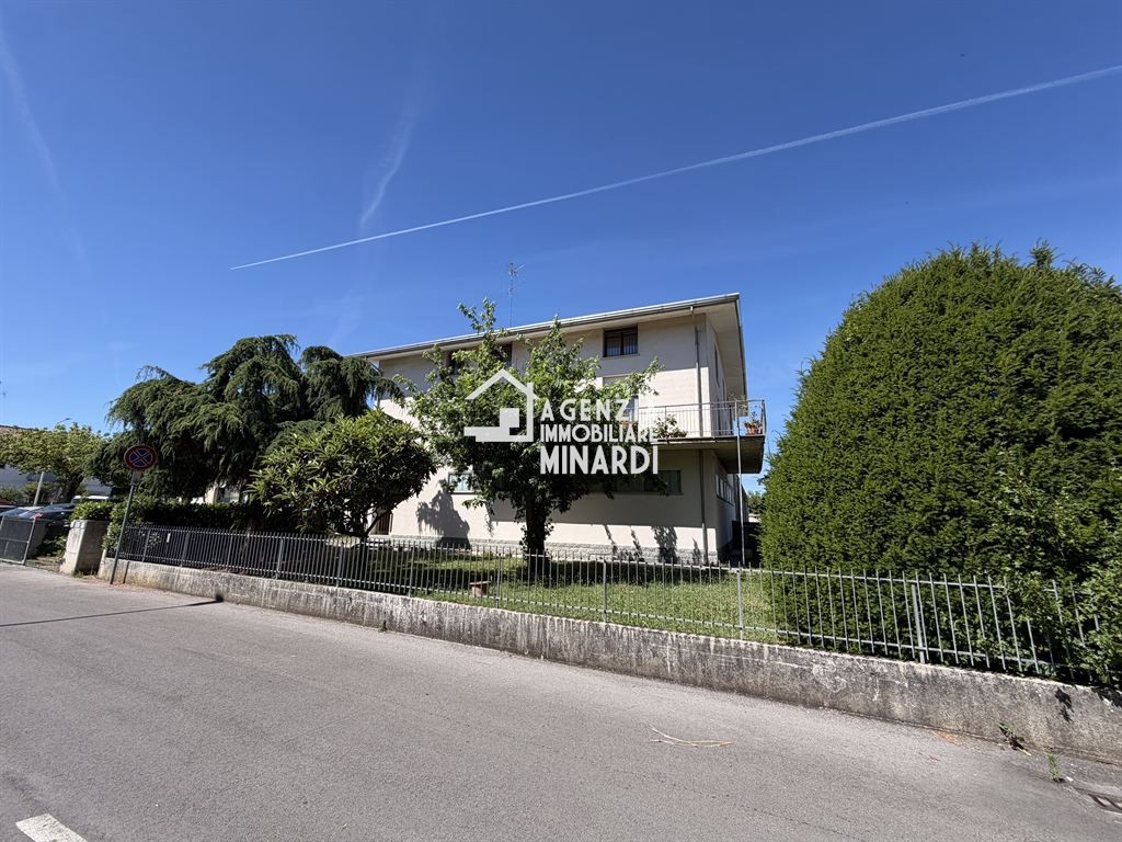 GRANAROLO FAENTINO – CASA INDIPENDENTE CON AMPI SPAZI, LOCALE COMMERCIALE E POSSIBILITÀ DI SECONDA ABITAZIONE