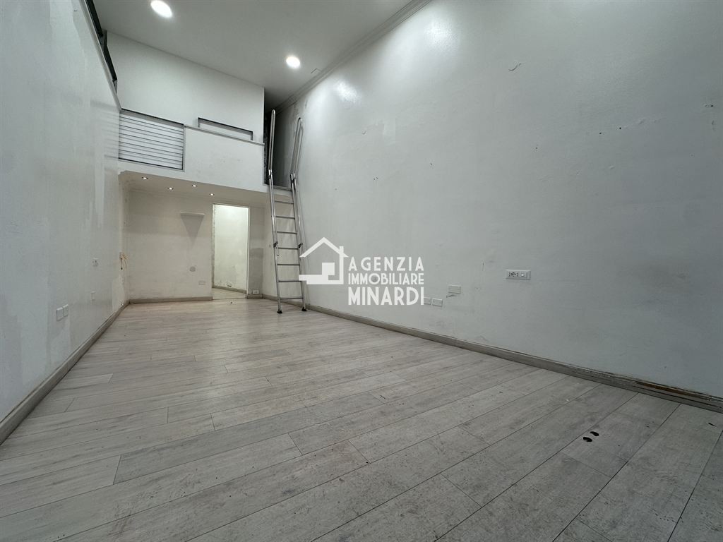 NEGOZIO ZONA DI FORTE PASSAGGIO VEICOLARE